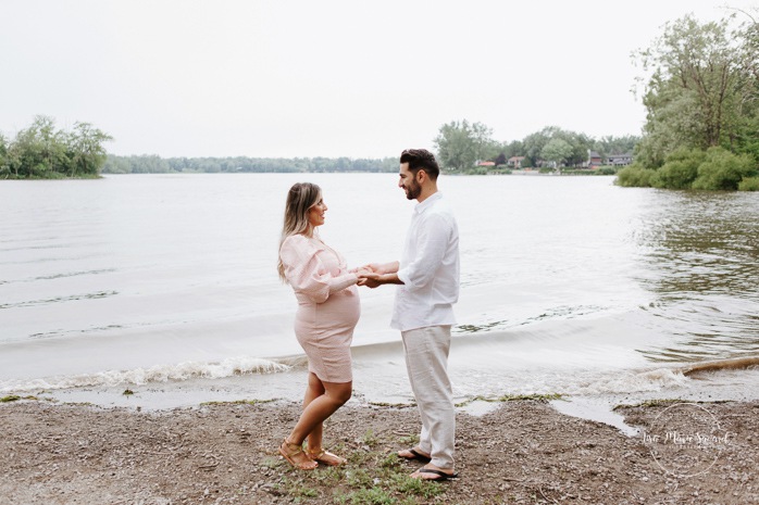 Maternity photos next to river. Maternity session by waterfront. Maternity photos with toddler. Maternity session little boy. Séance maternité à Laval. Photographe de maternité à Laval. Laval maternity photographer.