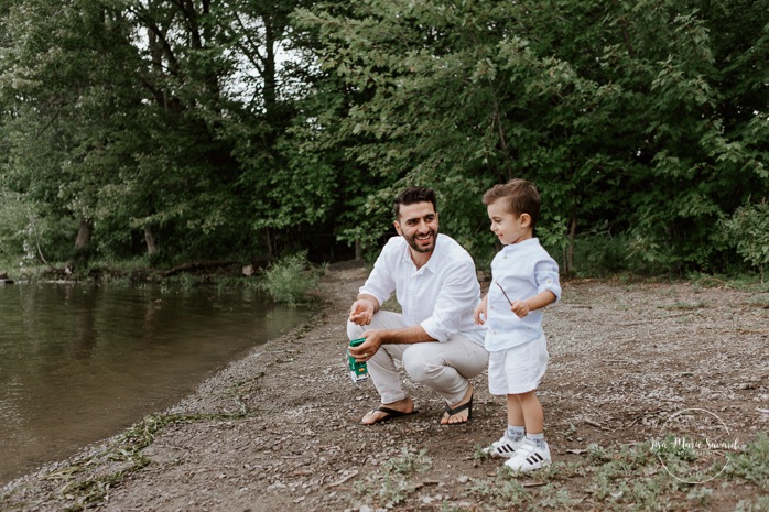 Maternity photos next to river. Maternity session by waterfront. Maternity photos with toddler. Maternity session little boy. Séance maternité à Laval. Photographe de maternité à Laval. Laval maternity photographer.