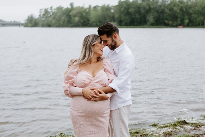 Maternity photos next to river. Maternity session by waterfront. Maternity photos with toddler. Maternity session little boy. Séance maternité à la Berge des Baigneurs à Laval. Photographe de maternité à Laval. Laval maternity photographer.