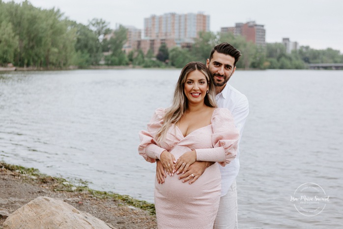 Maternity photos next to river. Maternity session by waterfront. Maternity photos with toddler. Maternity session little boy. Séance maternité à Laval. Photographe de maternité à Laval. Laval maternity photographer.