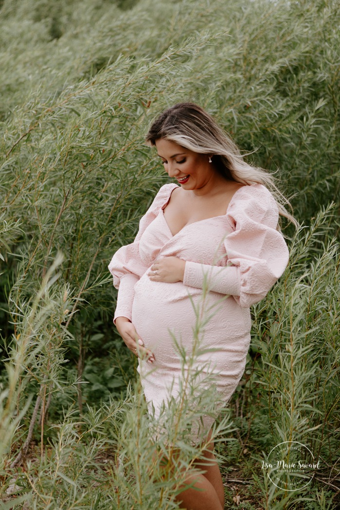 Maternity photos next to river. Maternity session by waterfront. Beach grass. Maternity photos with toddler. Maternity session little boy. Séance maternité à la Berge des Baigneurs à Laval. Photographe de maternité à Laval. Laval maternity photographer.