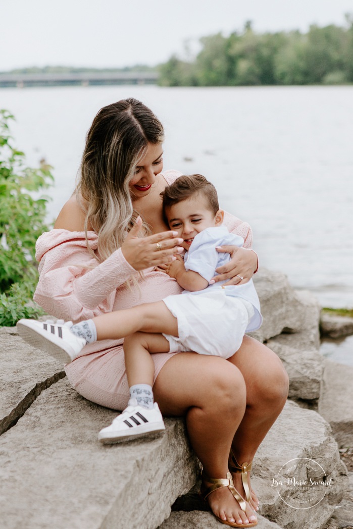 Maternity photos next to river. Maternity session by waterfront. Maternity photos with toddler. Maternity session little boy. Séance maternité à Laval. Photographe de maternité à Laval. Laval maternity photographer.