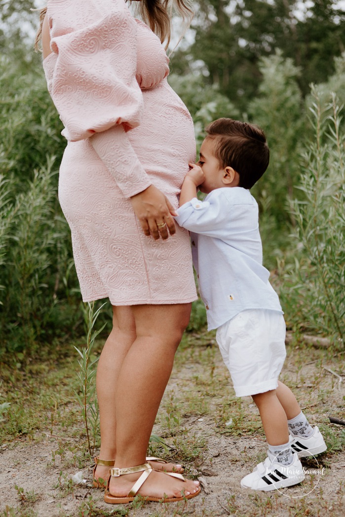 Maternity photos next to river. Maternity session by waterfront. Maternity photos with toddler. Maternity session little boy. Séance maternité à la Berge des Baigneurs à Laval. Photographe de maternité à Laval. Laval maternity photographer.