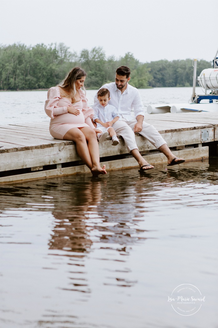 Maternity photos next to river. Maternity session by waterfront. Maternity photos on dock. Maternity photos with toddler. Maternity session little boy. Séance maternité à la Berge des Baigneurs à Laval. Photographe de maternité à Laval. Laval maternity photographer.