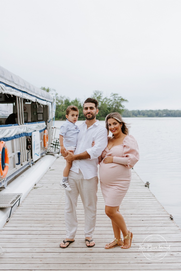 Maternity photos next to river. Maternity session by waterfront. Maternity photos on dock. Maternity photos with toddler. Maternity session little boy. Séance maternité à la Berge des Baigneurs à Laval. Photographe de maternité à Laval. Laval maternity photographer.