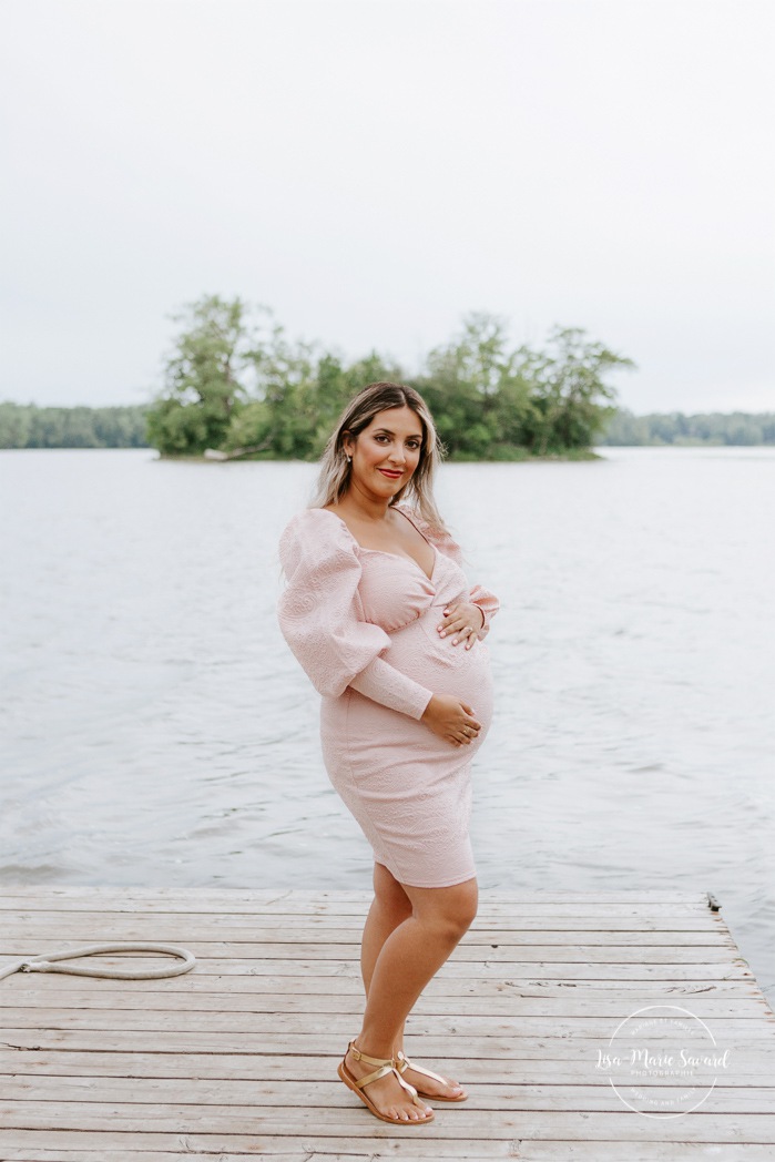 Maternity photos next to river. Maternity session by waterfront. Maternity photos on dock. Maternity photos with toddler. Maternity session little boy. Séance maternité à la Berge des Baigneurs à Laval. Photographe de maternité à Laval. Laval maternity photographer.