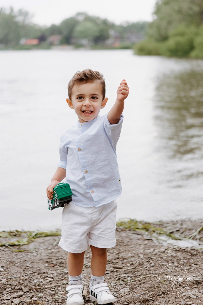 Maternity photos next to river. Maternity session by waterfront. Maternity photos with toddler. Maternity session little boy. Séance maternité à Laval. Photographe de maternité à Laval. Laval maternity photographer.