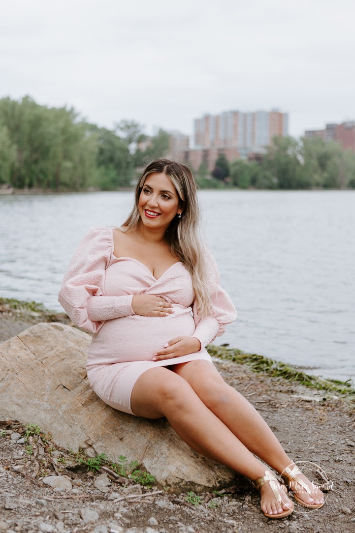 Maternity photos next to river. Maternity session by waterfront. Maternity photos with toddler. Maternity session little boy. Séance maternité à la Berge des Baigneurs à Laval. Photographe de maternité à Laval. Laval maternity photographer.