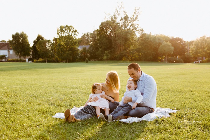 Outdoor family session. Outdoor family photos. Family of four photos. Family photos with dog. Photos de famille dans les West Island à Montréal. Photographe de famille à Montréal. Montreal West Island family photos. Montreal family photographer.