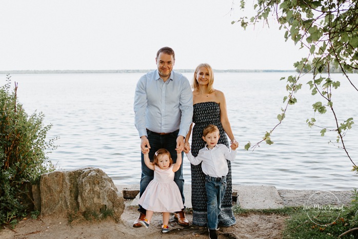 Outdoor family session. Outdoor family photos. Family of four photos. Photos de famille dans les West Island à Montréal. Photographe de famille à Montréal. Montreal West Island family photos. Montreal family photographer.