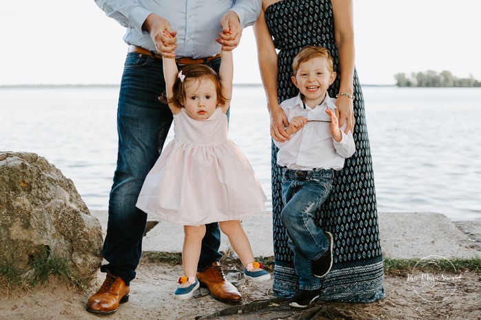 Outdoor family session. Outdoor family photos. Family of four photos. Photos de famille dans les West Island à Montréal. Photographe de famille à Montréal. Montreal West Island family photos. Montreal family photographer.