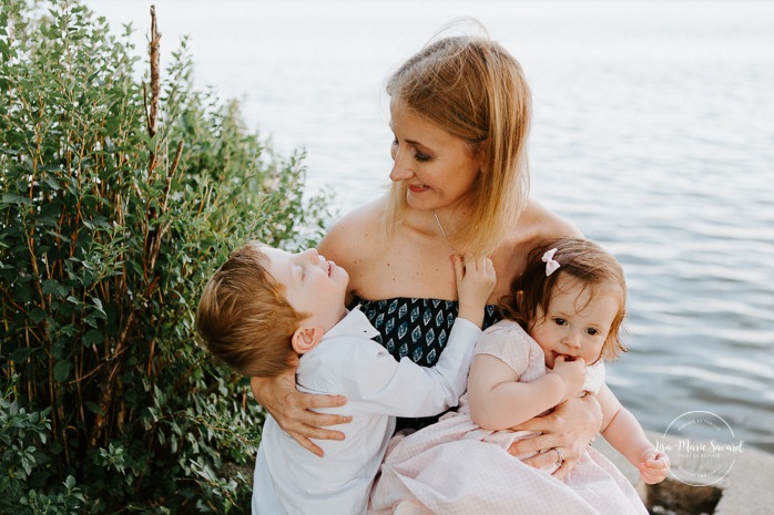 Mom hugging children. Mom hugging son and daughter. Outdoor family session. Outdoor family photos. Family of four photos. Photos de famille dans les West Island à Montréal. Photographe de famille à Montréal. Montreal West Island family photos. Montreal family photographer.