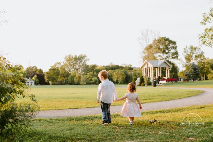 Siblings photos. Big brother holding little sister's hand. Outdoor family session. Outdoor family photos. Family of four photos. Photos de famille dans les West Island à Montréal. Photographe de famille à Montréal. Montreal West Island family photos. Montreal family photographer.