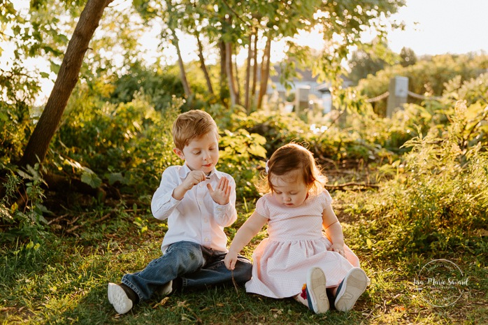 Siblings photos. Big brother playing with little sister. Outdoor family session. Outdoor family photos. Family of four photos. Photos de famille dans les West Island à Montréal. Photographe de famille à Montréal. Montreal West Island family photos. Montreal family photographer.