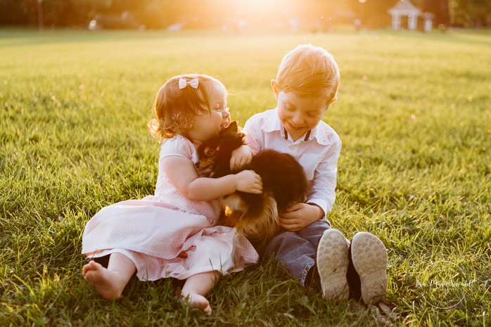 Family photos with dog. Siblings photos. Children hugging dog. Outdoor family session. Outdoor family photos. Family of four photos. Photos de famille dans les West Island à Montréal. Photographe de famille à Montréal. Montreal West Island family photos. Montreal family photographer.