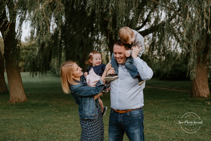 Outdoor family session. Outdoor family photos. Family of four photos. Photos de famille dans les West Island à Montréal. Photographe de famille à Montréal. Montreal West Island family photos. Montreal family photographer.