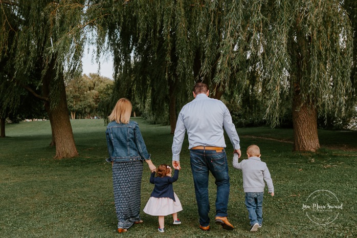 Outdoor family session. Outdoor family photos. Family of four photos. Photos de famille dans les West Island à Montréal. Photographe de famille à Montréal. Montreal West Island family photos. Montreal family photographer.