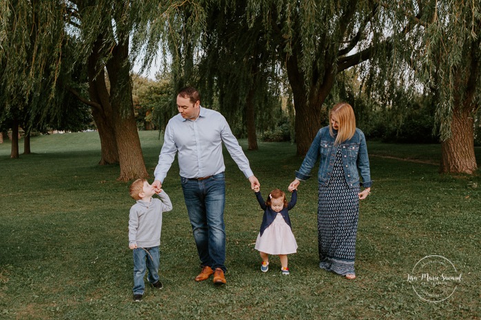 Outdoor family session. Outdoor family photos. Family of four photos. Photos de famille dans les West Island à Montréal. Photographe de famille à Montréal. Montreal West Island family photos. Montreal family photographer.