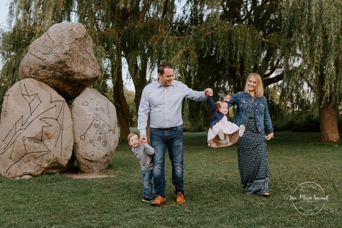 Outdoor family session. Outdoor family photos. Family of four photos. Photos de famille dans les West Island à Montréal. Photographe de famille à Montréal. Montreal West Island family photos. Montreal family photographer.