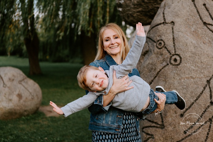 Mom playing with son. Mother and son photos. Outdoor family session. Outdoor family photos. Family of four photos. Photographe à Dorval. Photographe de famille à Montréal. Montreal West Island family photos. Montreal family photographer.