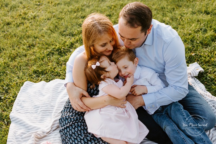 Outdoor family session. Outdoor family photos. Family of four photos. Family photos with dog. Photos de famille dans les West Island à Montréal. Photographe de famille à Montréal. Montreal West Island family photos. Montreal family photographer.