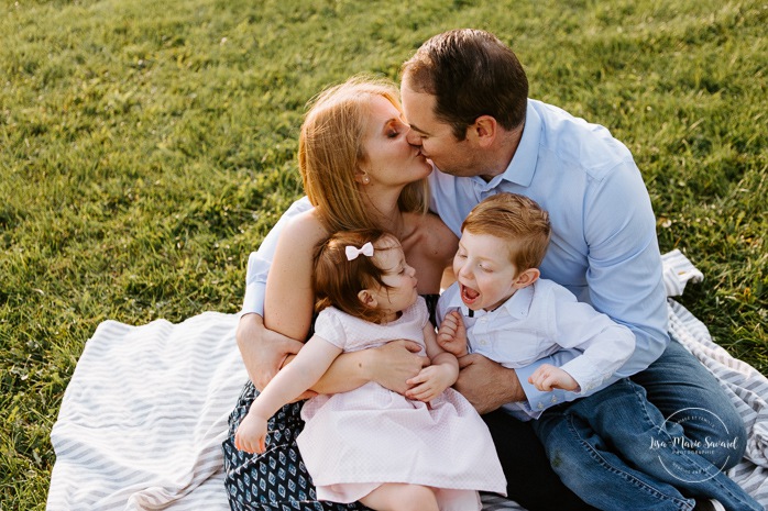 Outdoor family session. Outdoor family photos. Family of four photos. Family photos with dog. Photos de famille dans les West Island à Montréal. Photographe de famille à Montréal. Montreal West Island family photos. Montreal family photographer.