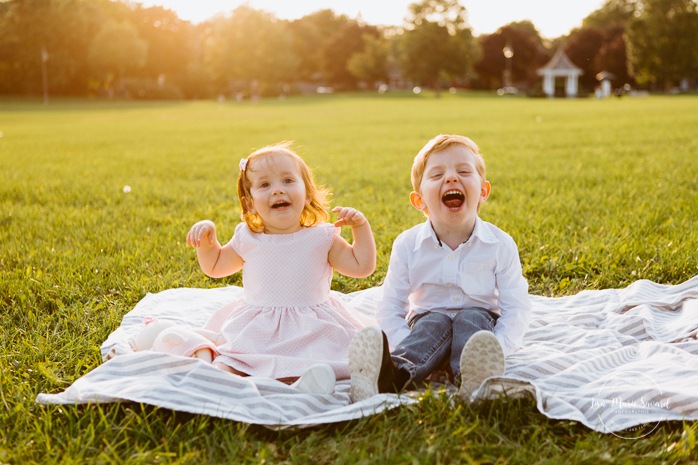 Siblings photos. Big brother with little sister photos. Outdoor family session. Outdoor family photos. Family of four photos. Photos de famille dans les West Island à Montréal. Photographe de famille à Montréal. Montreal West Island family photos. Montreal family photographer.