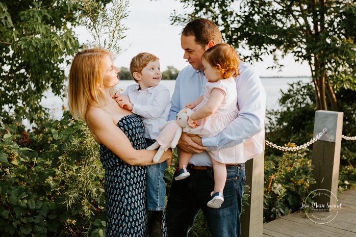 Outdoor family session. Outdoor family photos. Family of four photos. Séance photo à Dorval. Photographe de famille à Montréal. Montreal West Island family photos. Montreal family photographer.