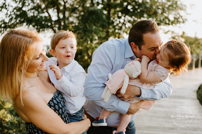 Outdoor family session. Outdoor family photos. Family of four photos. Séance photo à Dorval. Photographe de famille à Montréal. Montreal West Island family photos. Montreal family photographer.