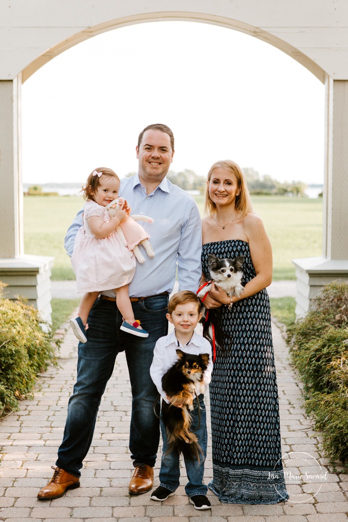 Family photos with dog. Outdoor family session. Outdoor family photos. Family of four photos. Photos de famille dans les West Island à Montréal. Photographe de famille à Montréal. Montreal West Island family photos. Montreal family photographer.