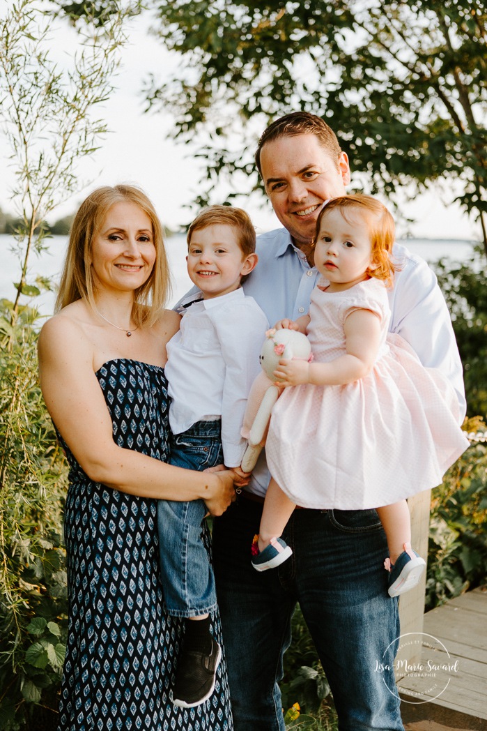 Outdoor family session. Outdoor family photos. Family of four photos. Séance photo à Dorval. Photographe de famille à Montréal. Montreal West Island family photos. Montreal family photographer.