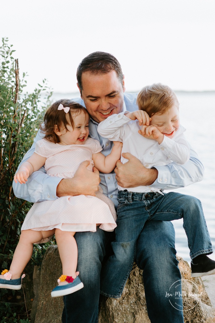 Dad tickling children. Dad tickling son and daughter. Outdoor family session. Outdoor family photos. Family of four photos. Photos de famille dans les West Island à Montréal. Photographe de famille à Montréal. Montreal West Island family photos. Montreal family photographer.