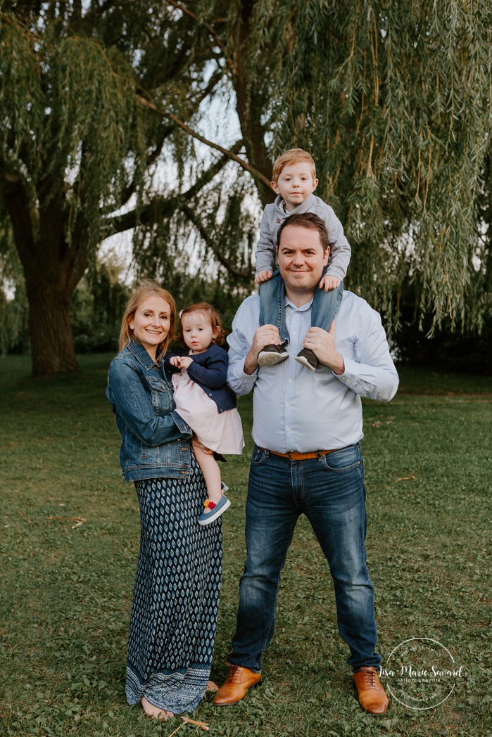 Outdoor family session. Outdoor family photos. Family of four photos. Photos de famille dans les West Island à Montréal. Photographe de famille à Montréal. Montreal West Island family photos. Montreal family photographer.