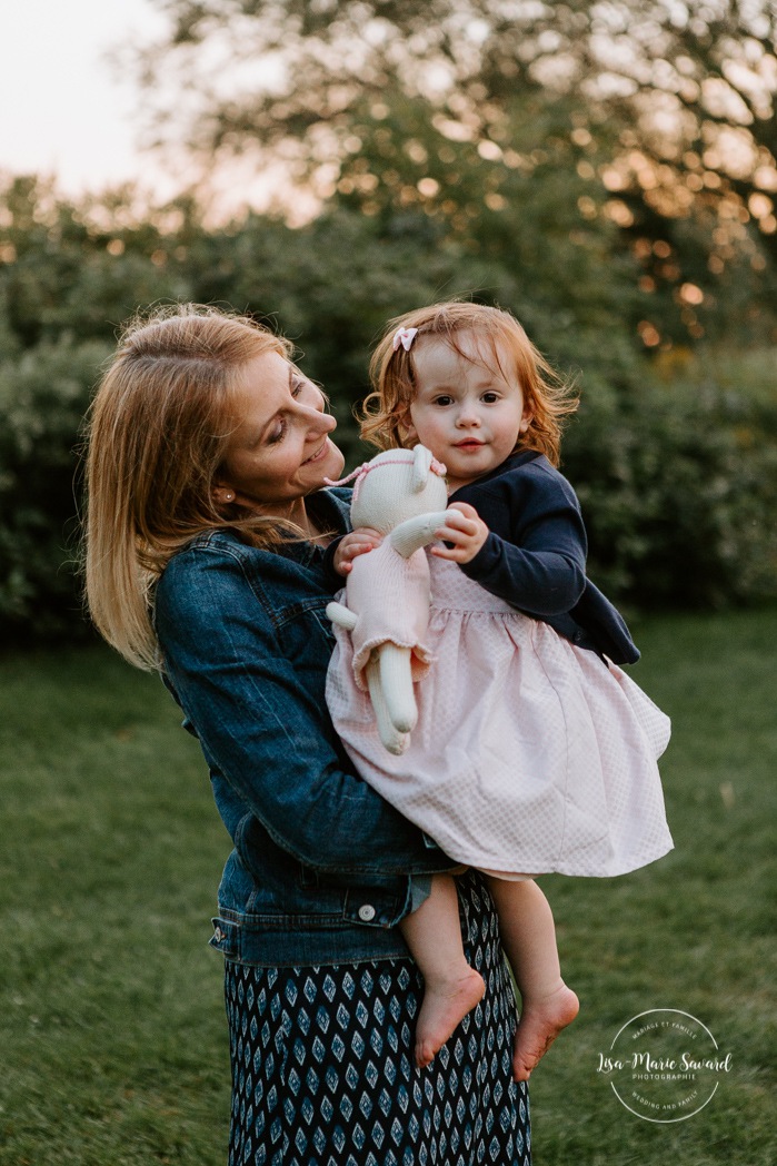 Mom playing with daughter. Mother and daughter photos. Outdoor family session. Outdoor family photos. Family of four photos. Photographe à Dorval. Photographe de famille à Montréal. Montreal West Island family photos. Montreal family photographer.