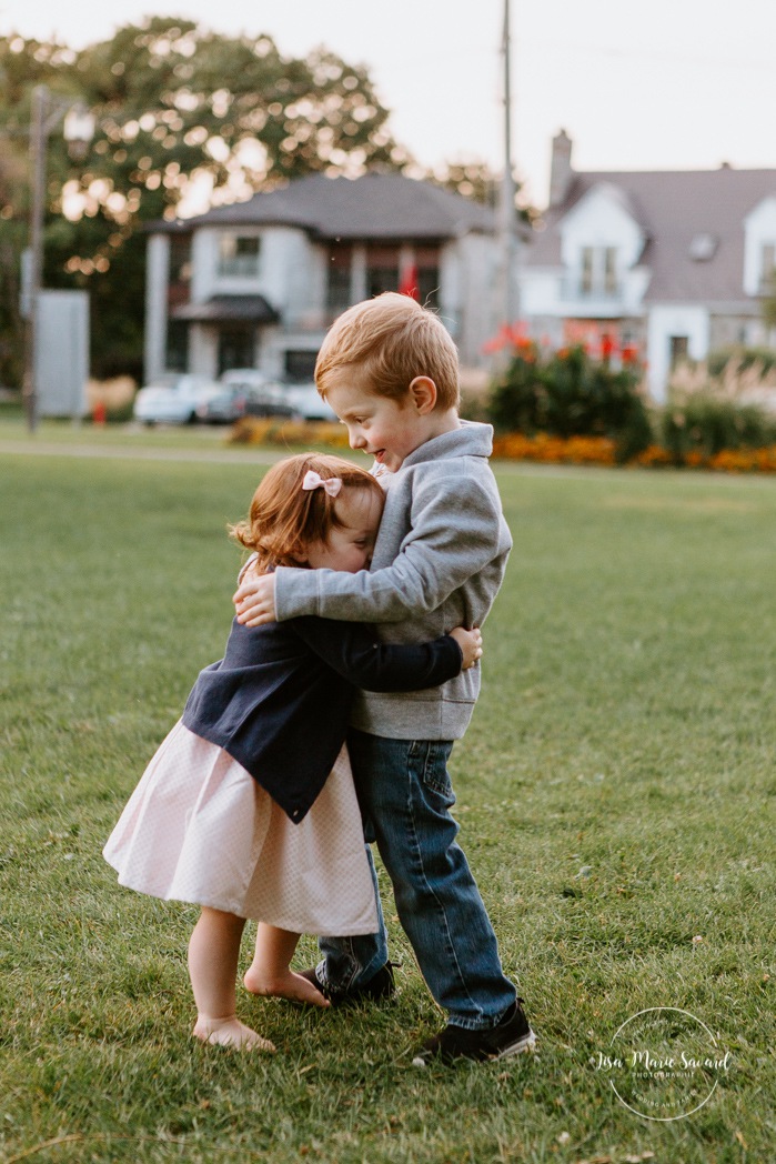 Siblings photos. Big brother hugging little sister. Outdoor family session. Outdoor family photos. Family of four photos. Photos de famille dans les West Island à Montréal. Photographe de famille à Montréal. Montreal West Island family photos. Montreal family photographer.