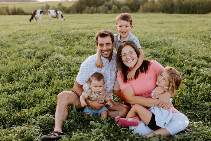 Dairy farm photos with cows. Farm photo session. Family photos with cows. Countryside family photos. Séance photo à la ferme avec des vaches. Séance photo ferme laitière. Photographe de famille à Montréal. Montreal family photographer.