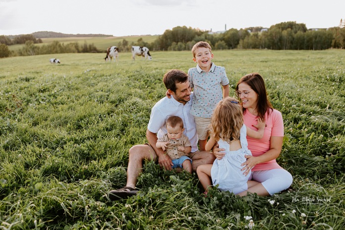 Dairy farm photos with cows. Farm photo session. Family photos with cows. Countryside family photos. Séance photo à la ferme avec des vaches. Séance photo ferme laitière. Photographe de famille à Montréal. Montreal family photographer.