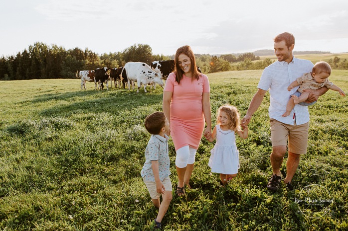 Dairy farm photos with cows. Farm photo session. Family photos with cows. Countryside family photos. Séance photo à la ferme avec des vaches. Séance photo ferme laitière. Photographe de famille à Montréal. Montreal family photographer.