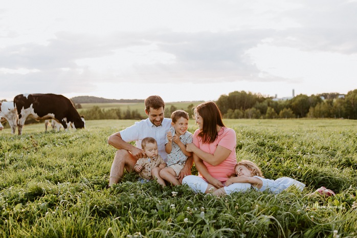 Dairy farm photos with cows. Farm photo session. Family photos with cows. Countryside family photos. Séance photo à la ferme avec des vaches. Séance photo ferme laitière. Photographe de famille à Montréal. Montreal family photographer.