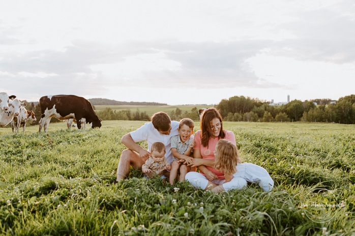 Dairy farm photos with cows. Farm photo session. Family photos with cows. Countryside family photos. Séance photo à la ferme avec des vaches. Séance photo ferme laitière. Photographe de famille à Montréal. Montreal family photographer.