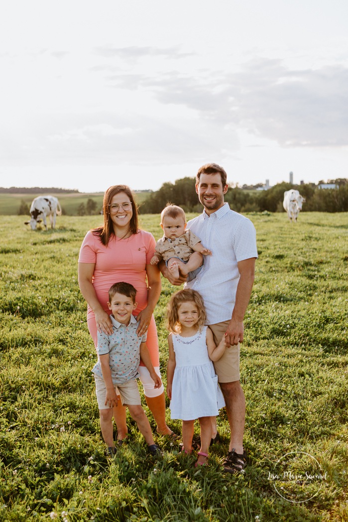 Dairy farm photos with cows. Farm photo session. Family photos with cows. Countryside family photos. Séance photo à la ferme avec des vaches. Séance photo ferme laitière. Photographe de famille à Montréal. Montreal family photographer.