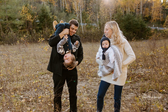 Fall family photos. Autumn family session. Family photos with toddler and baby. Parents playing with children. Minis séances d'automne au Saguenay. Photos de famille à Jonquière. Saguenay family photographer.