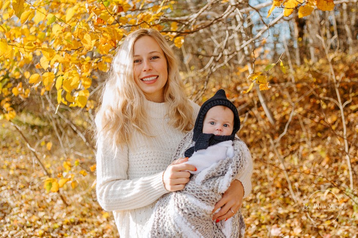 Fall family photos. Autumn family session. Family photos with toddler and baby. Mom holding six months old baby girl. Minis séances d'automne au Saguenay. Photos de famille à Jonquière. Saguenay family photographer.