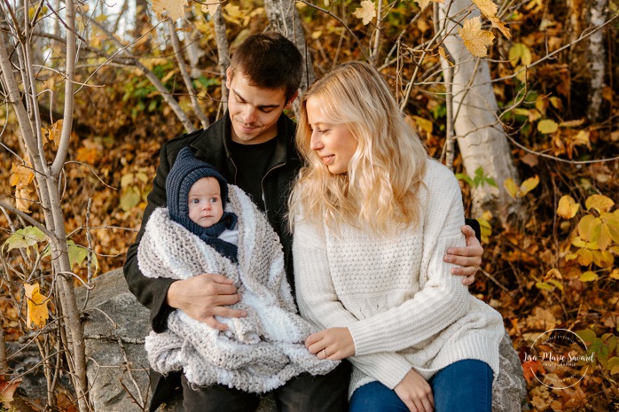 Fall family photos. Autumn family session. Family photos with toddler and baby. Mom and dad looking at six months old baby girl. Minis séances d'automne au Saguenay. Photos de famille à Jonquière. Saguenay family photographer.