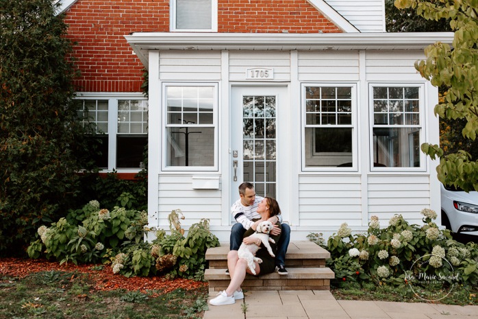 In-home maternity session. Front porch maternity photos. Maternity photos front yard. Maternity photos with dog. Photographe de maternité à Verdun. Verdun maternity photographer. Crawford Park.