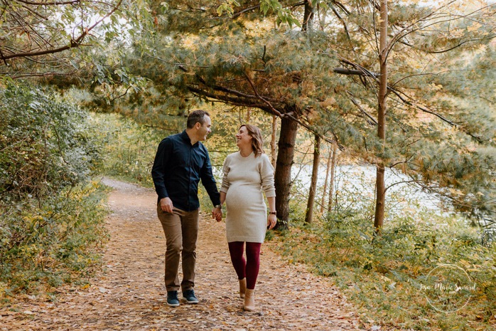 Fall maternity photos. Fall maternity session. Maternity photos autumn leaves. Photos de grossesse à LaSalle. LaSalle pregnancy photos. Parc Angrignon. Angrignon Park.