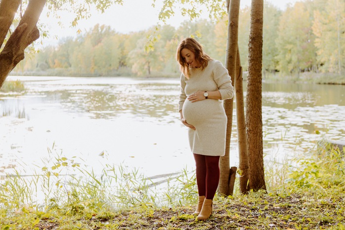 Fall maternity photos. Fall maternity session. Maternity photos autumn leaves. Photos de grossesse à LaSalle. LaSalle pregnancy photos. Parc Angrignon. Angrignon Park.