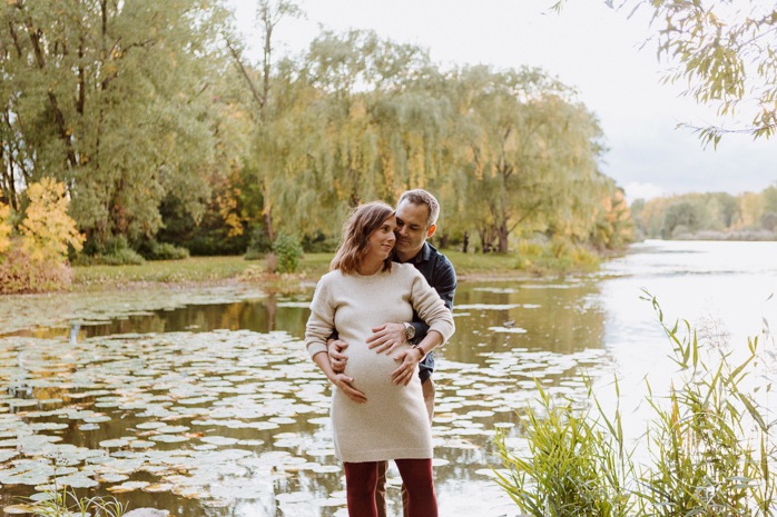 Fall maternity photos. Fall maternity session. Maternity photos autumn leaves. Photos de grossesse à LaSalle. LaSalle pregnancy photos. Parc Angrignon. Angrignon Park.