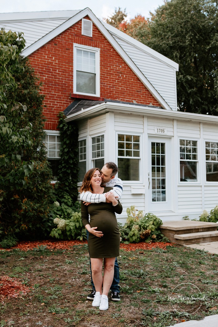 In-home maternity session. Front porch maternity photos. Maternity photos front yard. Maternity photos with dog. Photographe de maternité à Verdun. Verdun maternity photographer. Crawford Park.