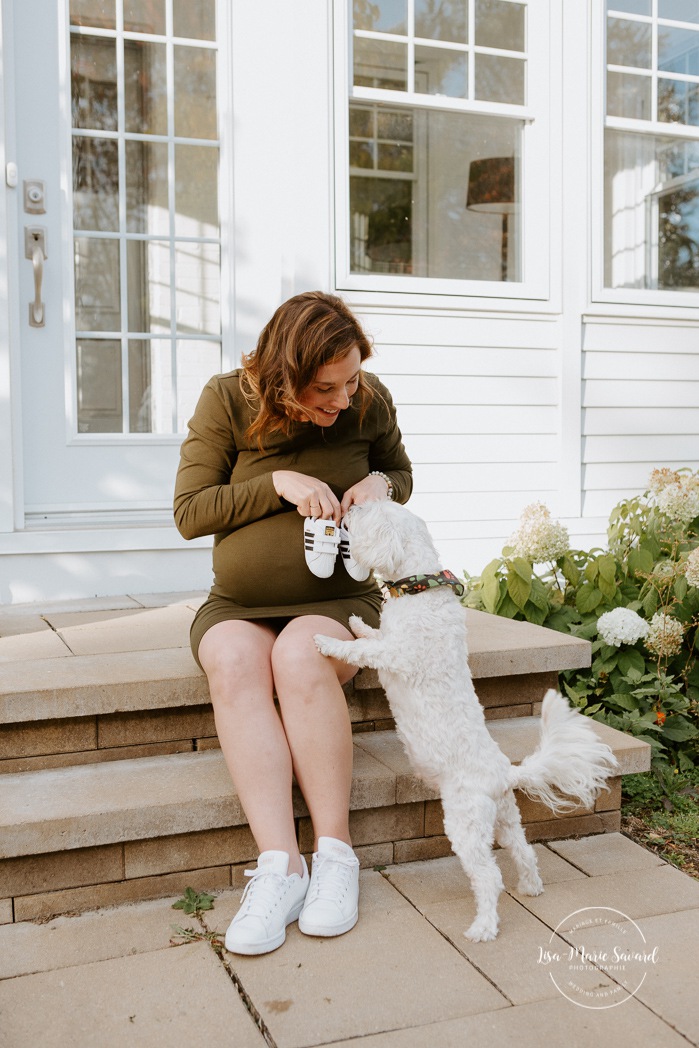 In-home maternity session. Front porch maternity photos. Maternity photos front yard. Maternity photos with dog. Photographe de maternité à Verdun. Verdun maternity photographer. Crawford Park.